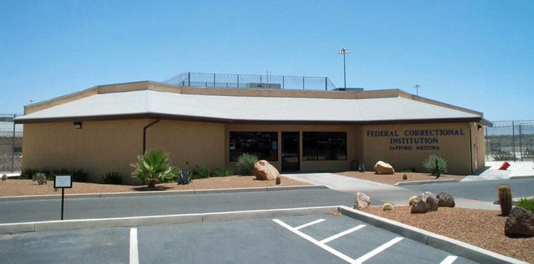 Former Safford prison guard who had sexual relationship with inmate sentenced to prison for accepting bribes