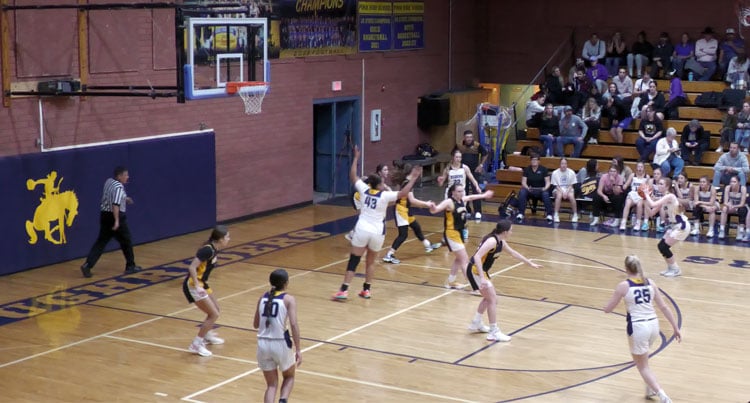 Riders tame Coyotes – The Gila Herald