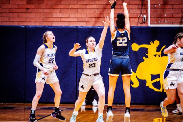 Late 3 lifts Pusch Ridge over Pima